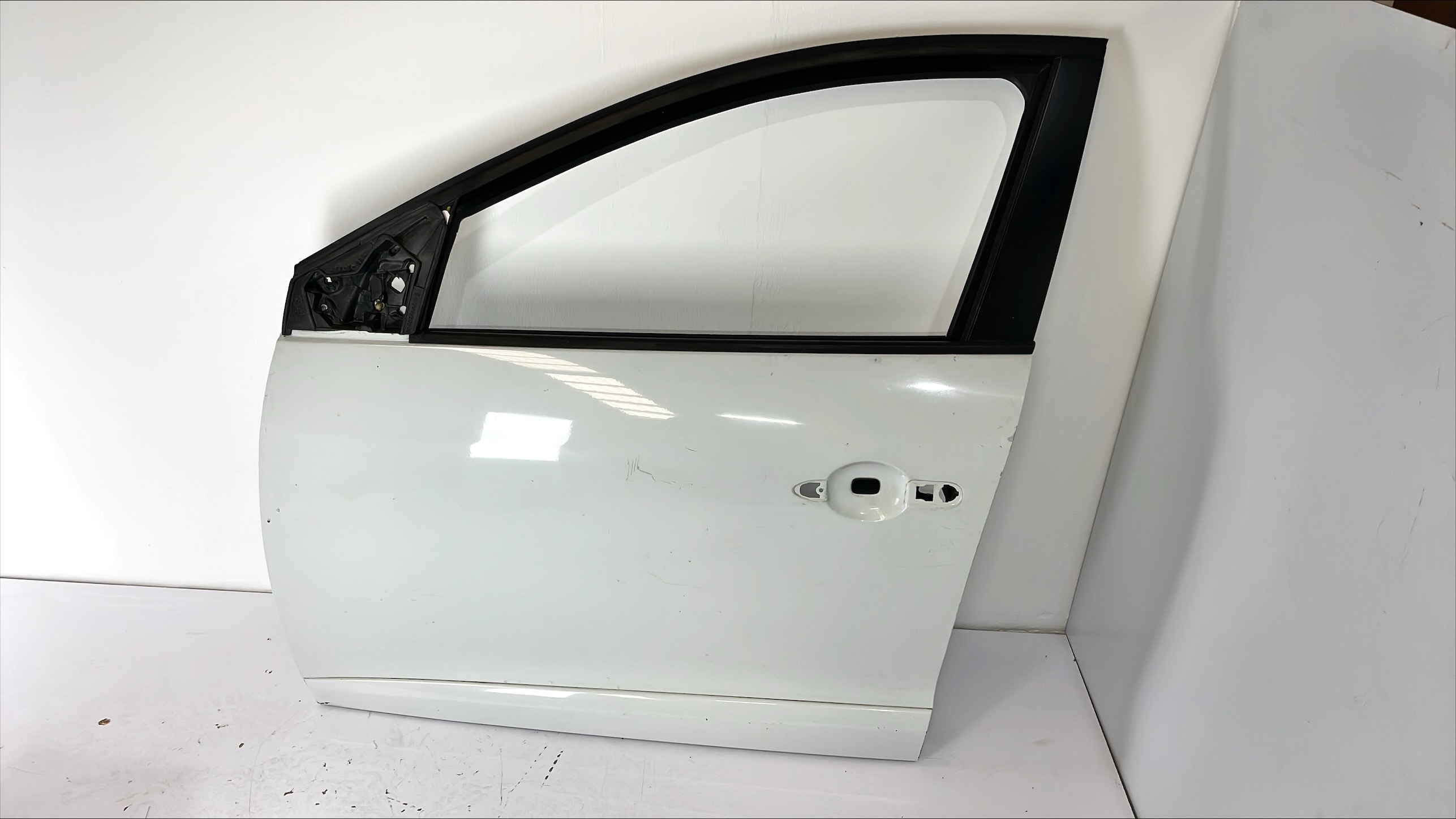 PUERTA DELANTERA IZQUIERDA [801016886R] - Renault Megane - 3 generación [restyling] [2012 - 2014] - Hatchback 5-puertas 1.5 dCi MT (90 cv) BLANCO - K9K R8